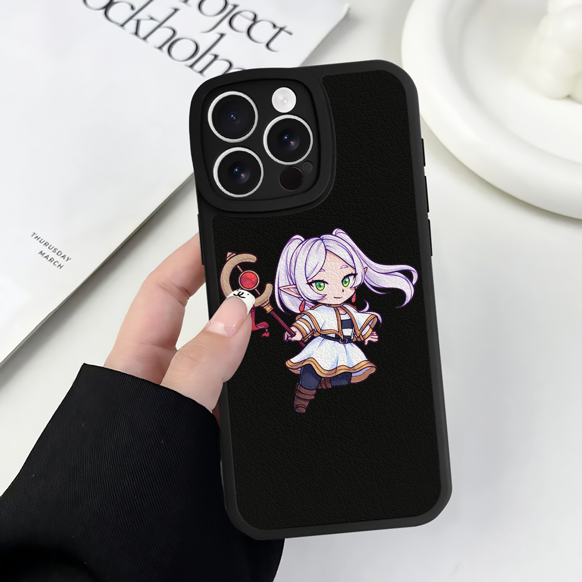 （画像用） 葬送のフリーレン Frieren 【iPhone 16シリーズ対応】シリコンスマホケース（レザー調） 材質：シリコン